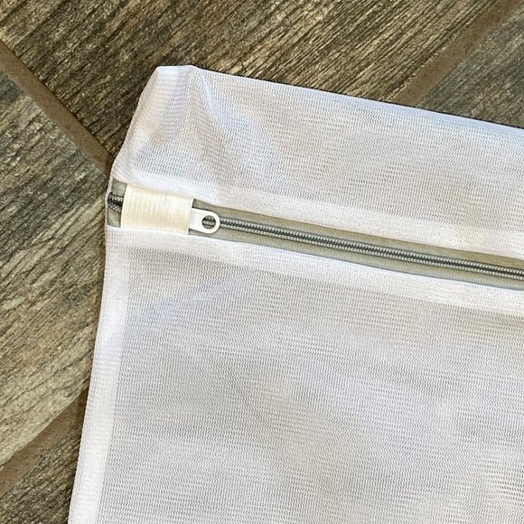 4 White Zippered Mesh Laundry Bags - Picture 3 of 8